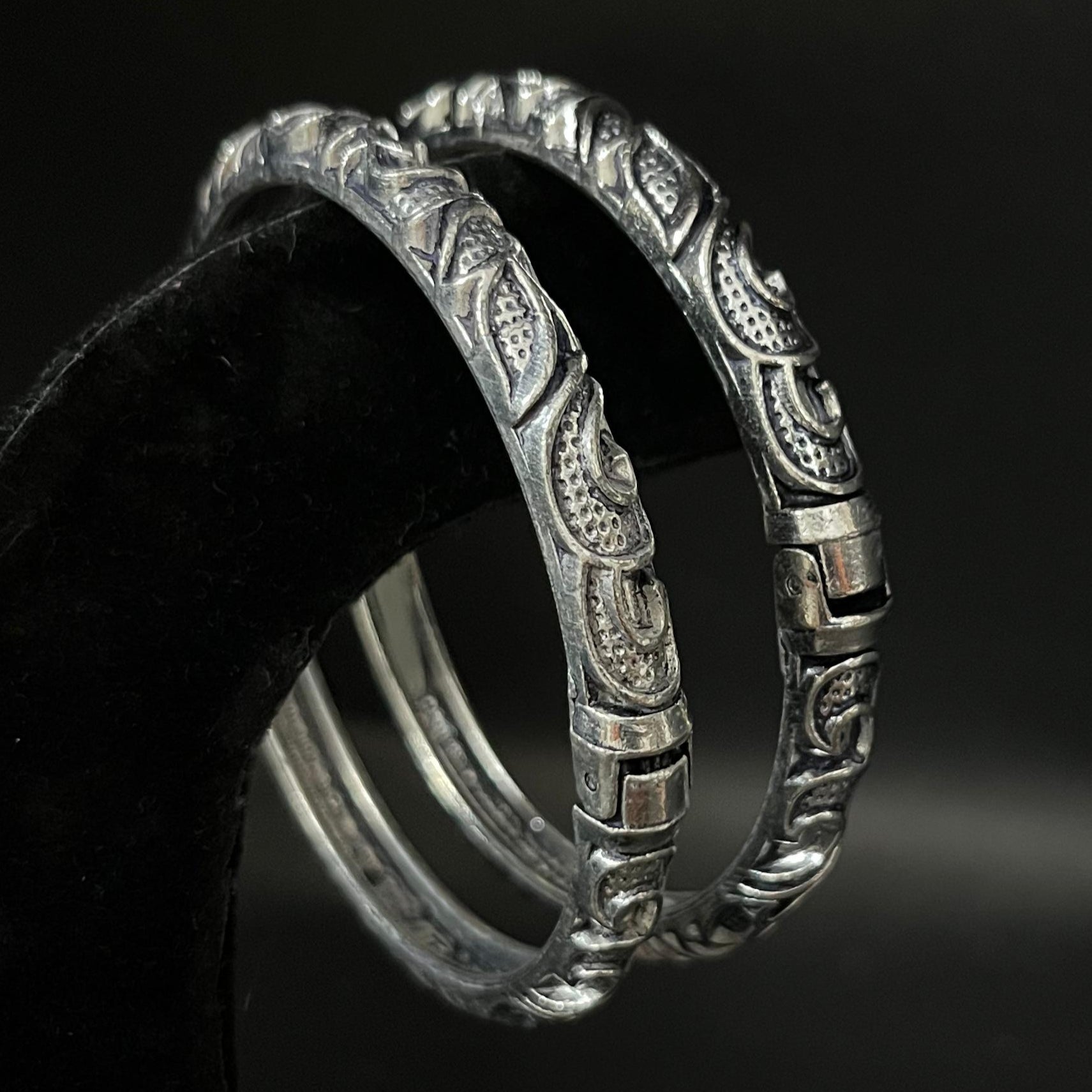 Sultana Scallop Petal Pure Brass Oxidized Kada_2